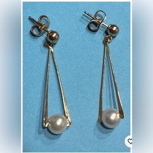 5.5mm cultured pearl earrings w/ 14K gold triangular design, 14K posts & backs